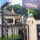 Tampak depan Kantor Polsek Kota Banyuwangi pada siang hari.