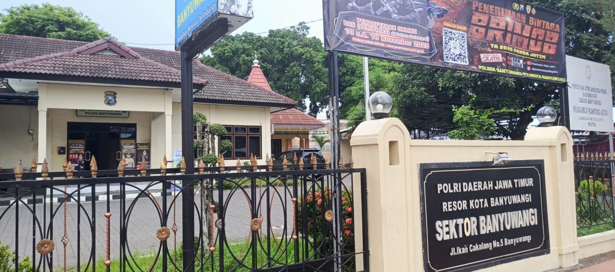 Tampak depan Kantor Polsek Kota Banyuwangi pada siang hari.