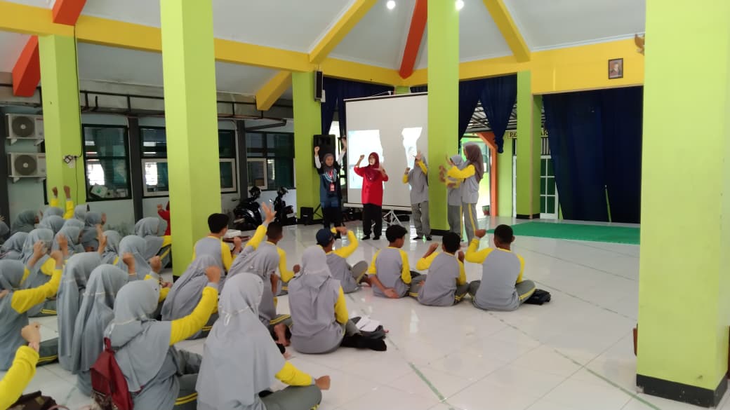 KSR UIN KHAS Jember Bekali Siswa MTsN 2 dengan Pelatihan Pertolongan Pertama