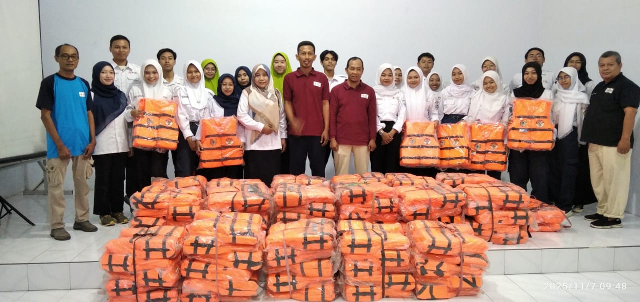 Pemkab Jember Serahkan 200 Pelampung ke PMI untuk Perkuat Kesiapsiagaan Bencana