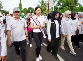 Ribuan Tenaga Kesehatan dan Bupati Ipuk Parade Edukasi Kesehatan di Banyuwangi