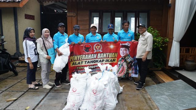 Sonny T. Danaparamita Salurkan Bantuan Jaring untuk Lima Kelompok Nelayan di Banyuwangi