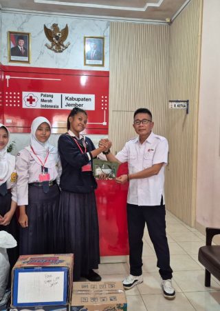 PMR Madya SMPN 1 Jember Serahkan Bantuan untuk Korban Bencana Sumatera melalui PMI Jember