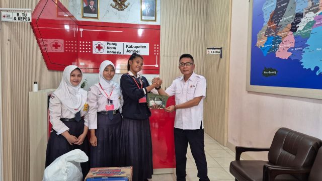 PMR Madya SMPN 1 Jember Serahkan Bantuan untuk Korban Bencana Sumatera melalui PMI Jember