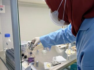 Petugas UPTD Laboratorium Lingkungan DLH Banyuwangi melakukan pengujian sampel di ruang laboratorium.