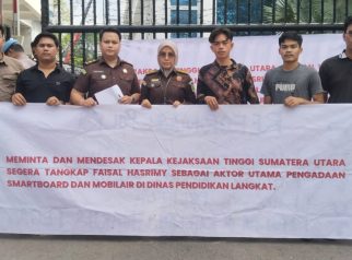 Massa PERMAK melakukan aksi unjuk rasa di depan Kejati Sumut menuntut penuntasan kasus Smart Board.