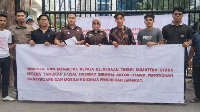 Massa PERMAK melakukan aksi unjuk rasa di depan Kejati Sumut menuntut penuntasan kasus Smart Board.