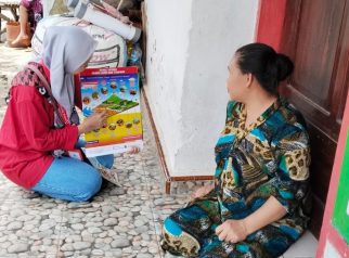 Relawan PMI Jember mendampingi anggota SIBAT dalam evaluasi edukasi pengurangan risiko bencana di Desa Puger Wetan.