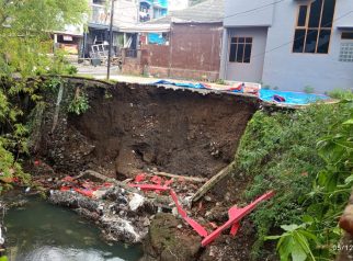 Kerusakan tebing dan pagar ambles akibat longsor di Perumahan Titan Asri Kota Malang