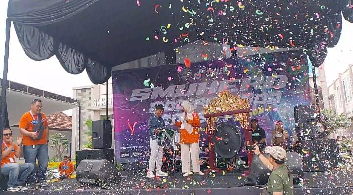 Pelajar memamerkan motor modifikasi di Smuhero Modification