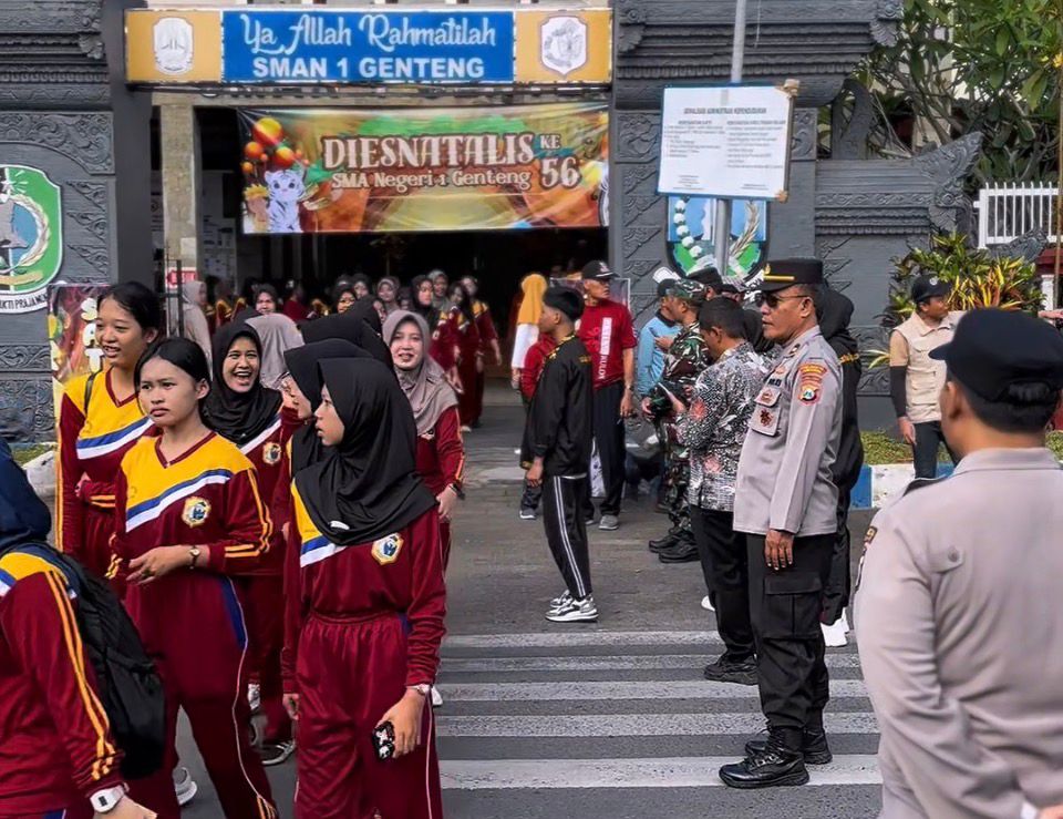 Peserta jalan sehat Dies Natalis ke-56 SMAN 1 Genteng di Banyuwangi