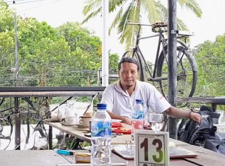 Sekretaris LSM Le Pecari, Ricky Sulivan, saat memberikan pernyataan terkait aksi Hakordia 2025 di Banyuwangi