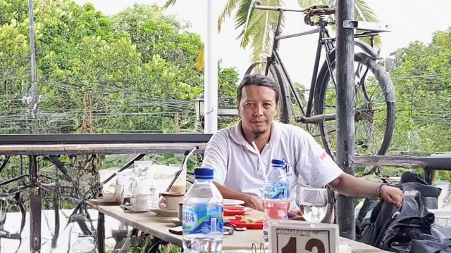 Sekretaris LSM Le Pecari, Ricky Sulivan, saat memberikan pernyataan terkait aksi Hakordia 2025 di Banyuwangi