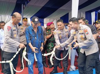 Personel Polresta Banyuwangi dan Kapolda Jatim meresmikan Dermaga Danantya Virendra di Mako Satpolairut Ketapang.