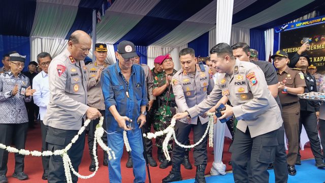 Personel Polresta Banyuwangi dan Kapolda Jatim meresmikan Dermaga Danantya Virendra di Mako Satpolairut Ketapang.
