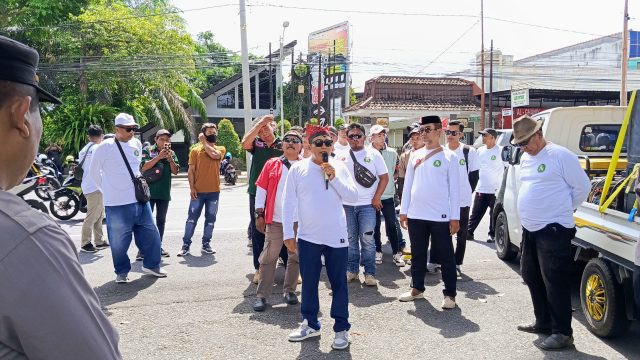 Massa aksi membawa replika tikus raksasa dalam peringatan Hari Antikorupsi di Banyuwangi.