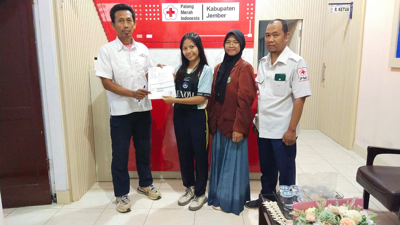 PMR WIRA SMAN 2 Jember Salurkan Donasi untuk Korban Bencana Melalui PMI