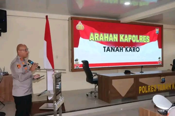Kapolres memberikan arahan pimpinan kepada para Pejabat Utama (PJU) dan perwira Polres Tanah Karo