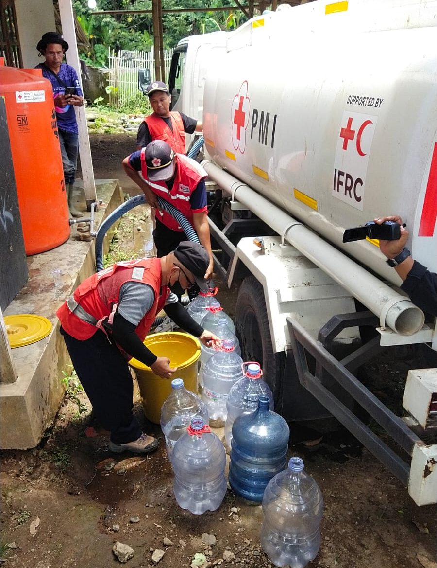 PMI Jember Distribusikan 3600 Liter Air Bersih ke Warga