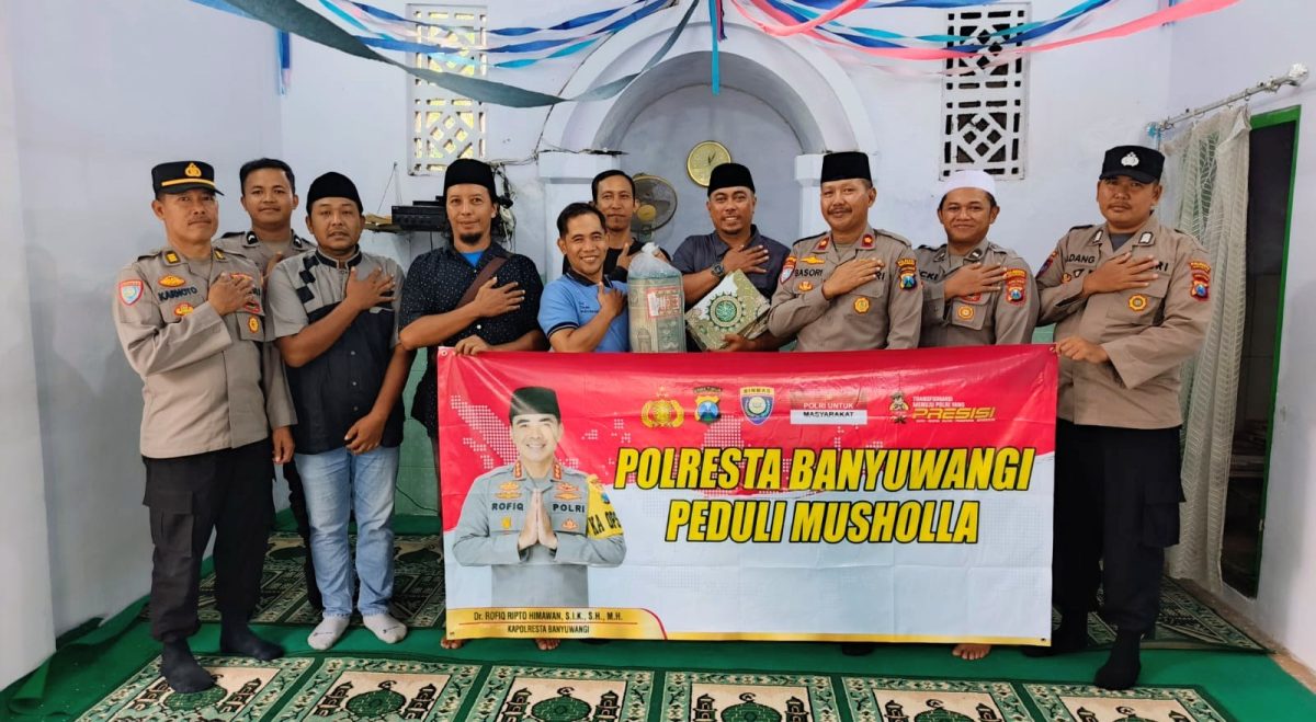 Kompol Basori Alwi dari Polresta Banyuwangi bersama perwakilan SMSI Banyuwangi menyerahkan bantuan karpet sajadah dan Alquran kepada pengurus Musala Al Furqon di Giri.