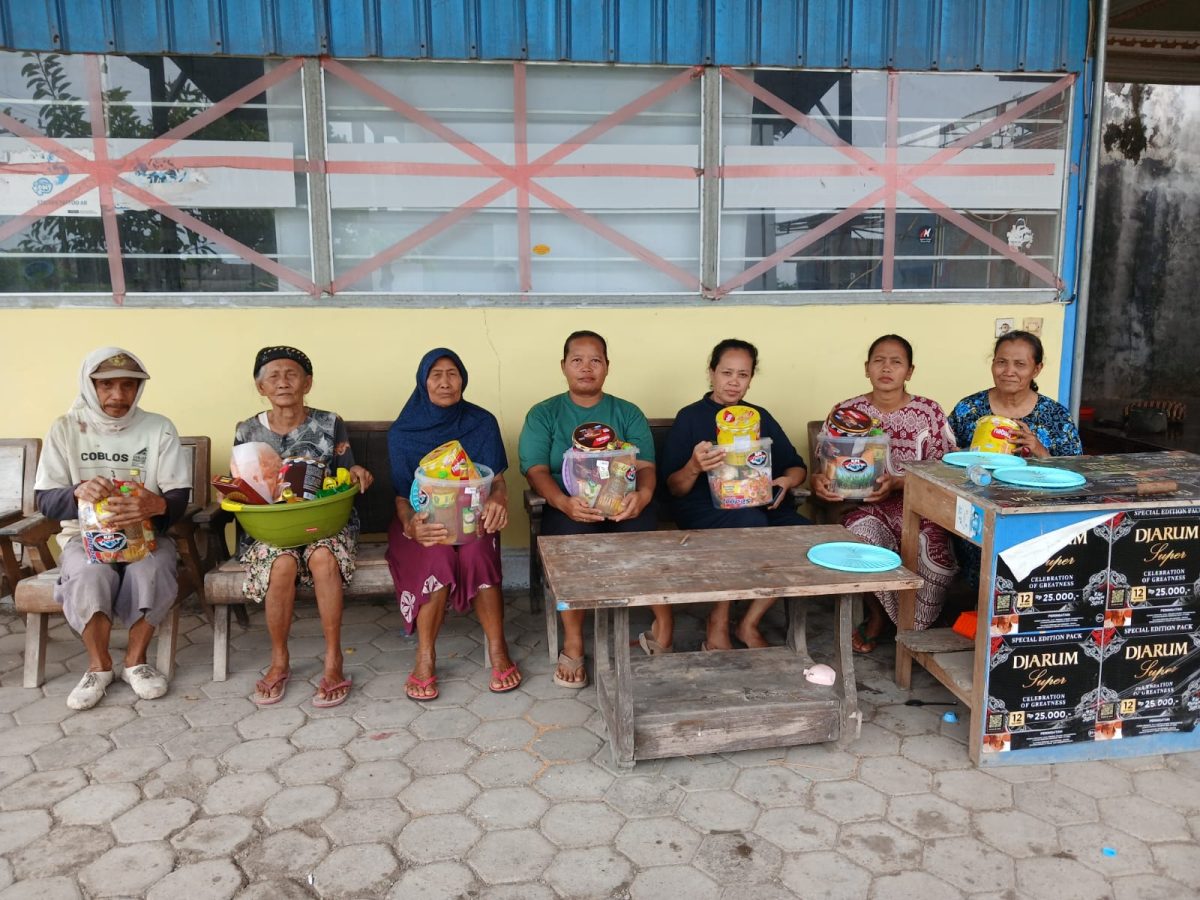 KPI Muncar Berbagi Ratusan Bingkisan Untuk Warga Kurang Mampu