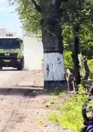 Debu beterbangan dari aktivitas truk proyek pembangunan Sekolah Rakyat di Desa Blambangan Muncar Banyuwangi