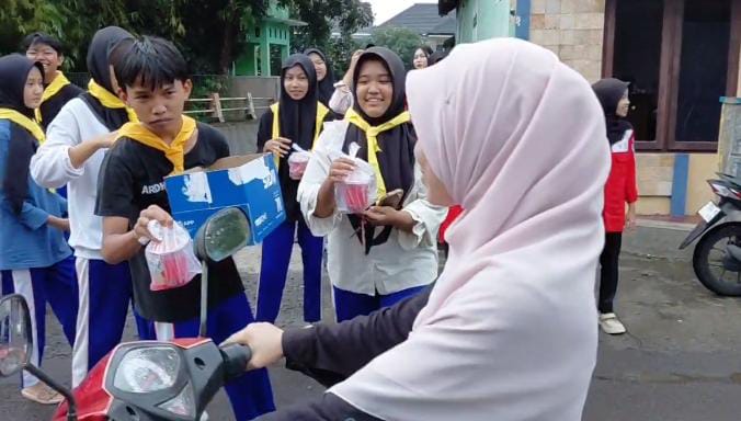 Pelajar SMKN 1 Jember Gelar Aksi Sosial untuk Warga Sekitar