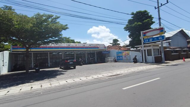 Tampak depan salah satu minimarket di Kabupaten Banyuwangi
