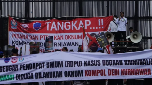 Ratusan Massa Demo di DPR dan Mabes Polri
