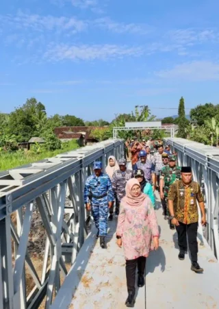 Jembatan darurat Sungai Lembu di Pesanggaran Banyuwangi digunakan warga