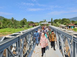 Jembatan darurat Sungai Lembu di Pesanggaran Banyuwangi digunakan warga