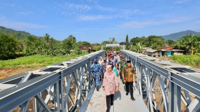 Jembatan darurat Sungai Lembu di Pesanggaran Banyuwangi digunakan warga