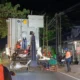 Pengiriman trafo besar melintasi jalan provinsi di Banyuwangi menuju
