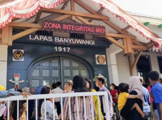 Sejumlah wartawan menunggu di luar area Lapas Banyuwangi saat press release kasus narkotika