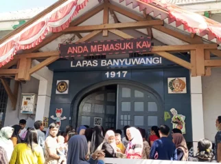 Petugas Lapas Banyuwangi berjaga di pintu masuk saat wartawan menunggu di luar area lapas