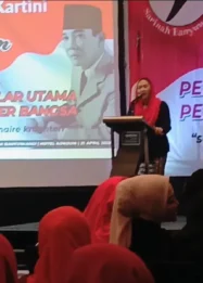 Perempuan Banyuwangi mengenakan kebaya dalam peringatan Hari Kartini Sarinah Blambangan