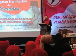 Perempuan Banyuwangi mengenakan kebaya dalam peringatan Hari Kartini Sarinah Blambangan