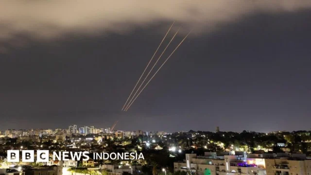 Iran Luncurkan Serangan Rudal ke Tel Aviv, Lebih dari 100 Warga Terluka