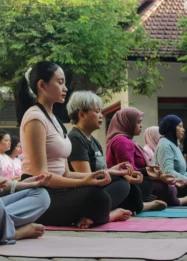 Kegiatan Yoga Pagi untuk Surfers di G-Land