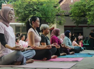 Kegiatan Yoga Pagi untuk Surfers di G-Land
