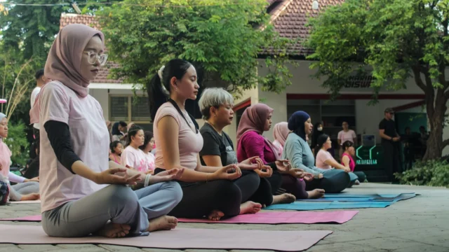 Kegiatan Yoga Pagi untuk Surfers di G-Land