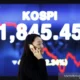 KOSPI menguat menembus 6.700 poin di tengah antisipasi laba teknologi besar
