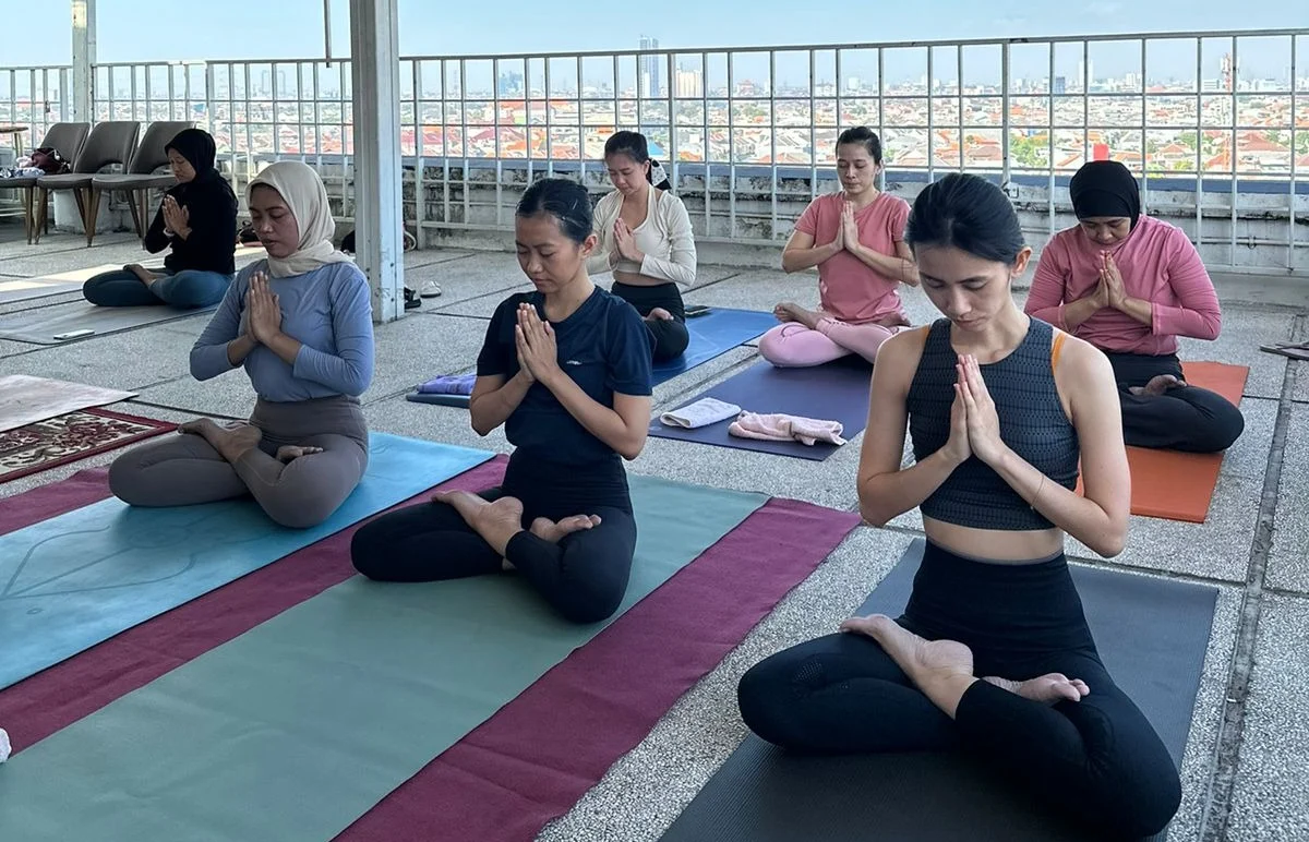 Manfaat Kegiatan Yoga Pagi untuk Surfers di G-Land