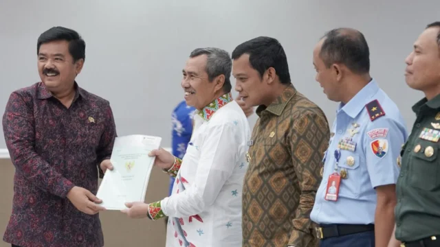 Menteri ATR Serahkan 33 Sertifikat Tanah ke Rumah Ibadah di Sulteng, Sementara Gempa Guncang Gereja di Minahasa