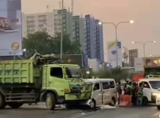 Mobil Mahasiswi Tabrak Dump Truck di Tikungan Labanasem, Tidak Ada Korban Jiwa