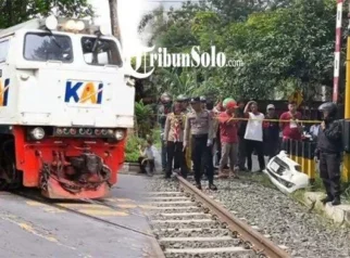 Motor Emak-Emak Terseret KA Batara Kresna di Rel Bengkong Solo, Dua Penumpang Terlempar