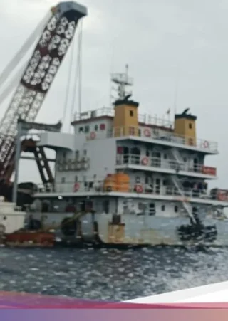 Potongan Tulang Manusia Ditemukan Saat Pengangkatan Bangkai KMP Tunu Pratama Jaya di Selat Bali