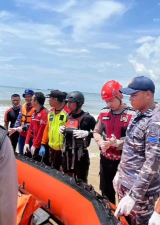 Puing Berlogo Bendera China Ditemukan di Perairan Anambas, TNI AL Lakukan Evakuasi
