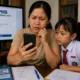 Wali murid mengakses sistem SPMB Banyuwangi 2026 melalui ponsel di tengah keluhan login error dan minim sosialisasi.