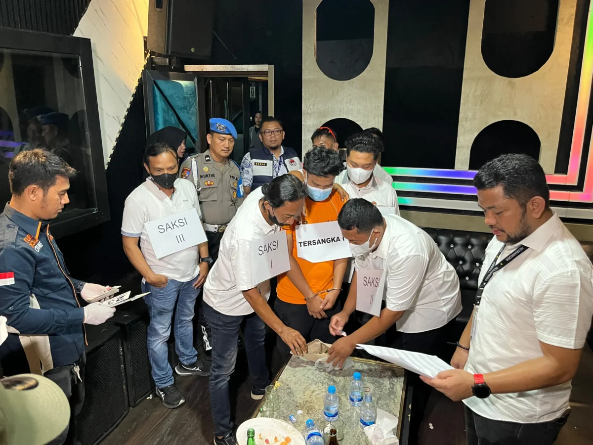 polisi menangkap seorang customer service (CS) Phantom KTV yang diduga menjual ekstasi